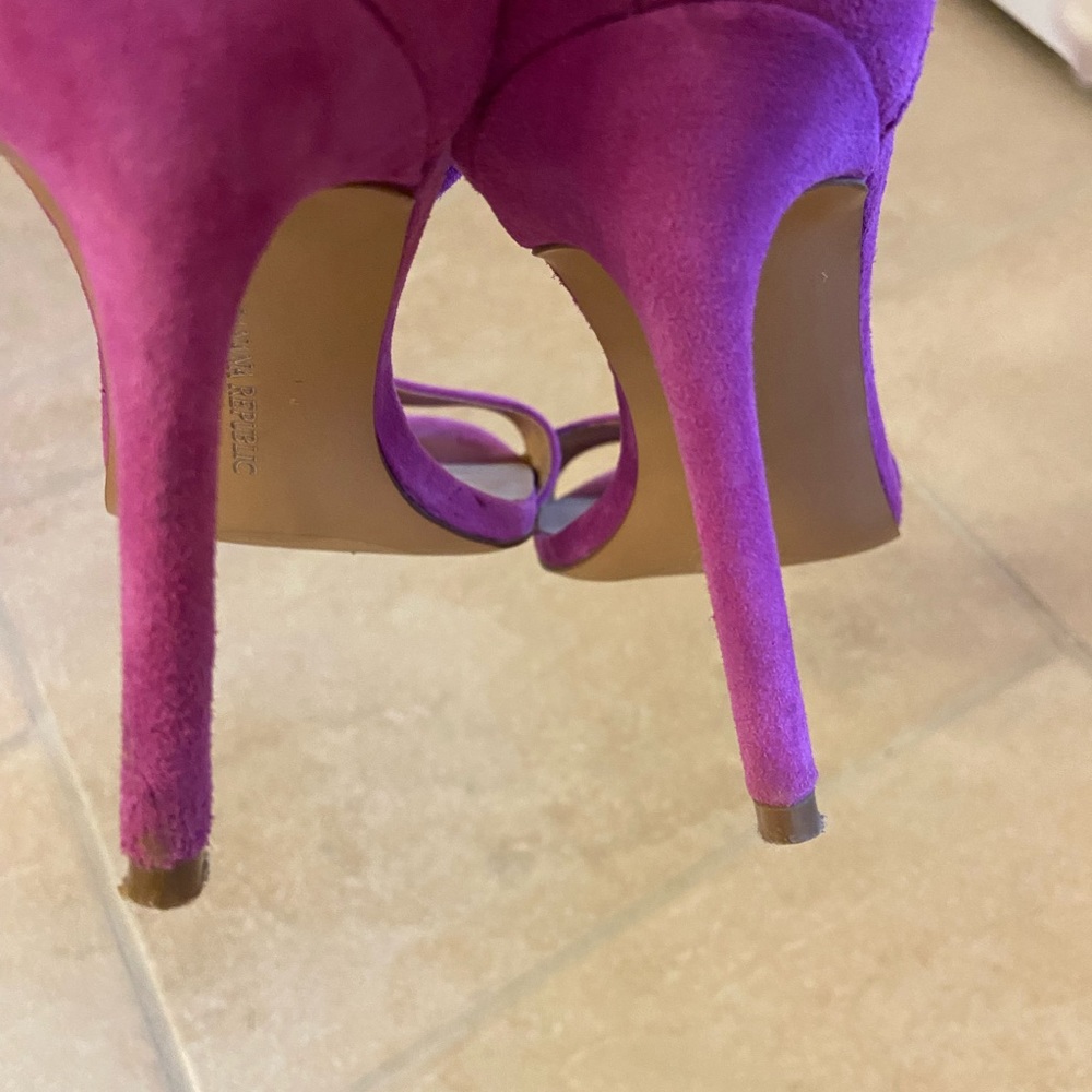 Banana Republic women’s suede pumps